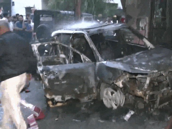 बताया जा रहा है आग इसी ईलेक्ट्रिक कार (टाटा पंच) से लगी।