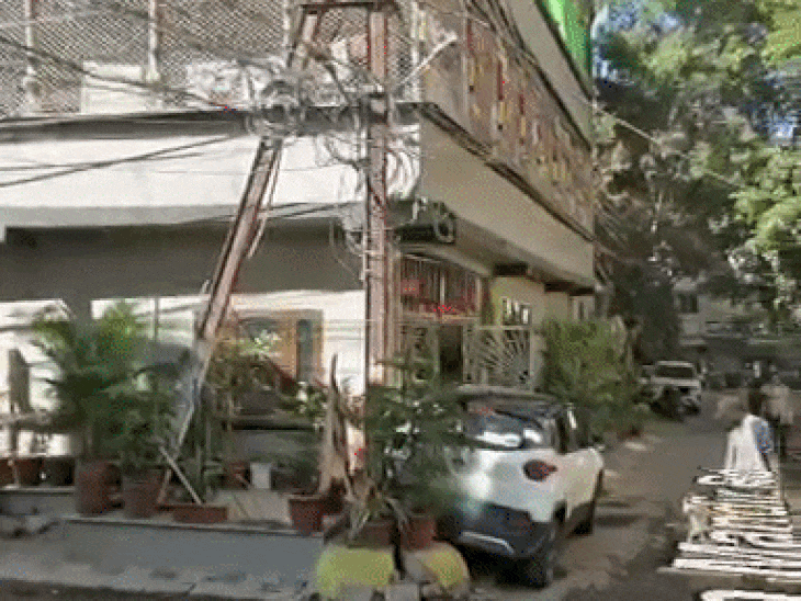 जिस कार में आ लगी थी वह घर के बाहर इसी पोल के पास खड़ी रहती थी। (हादसे से पहले की इमेज)