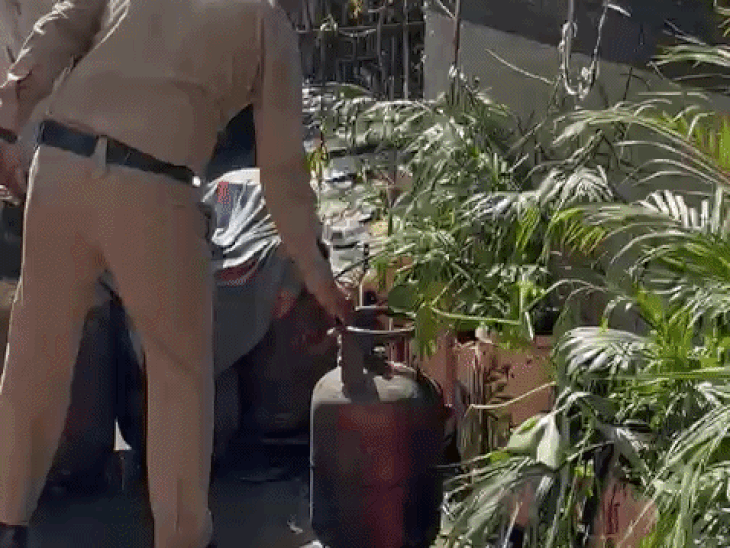 परिवार में शादी थी। इसके चलते घर से 9 सिलेंडर मिले हैं।