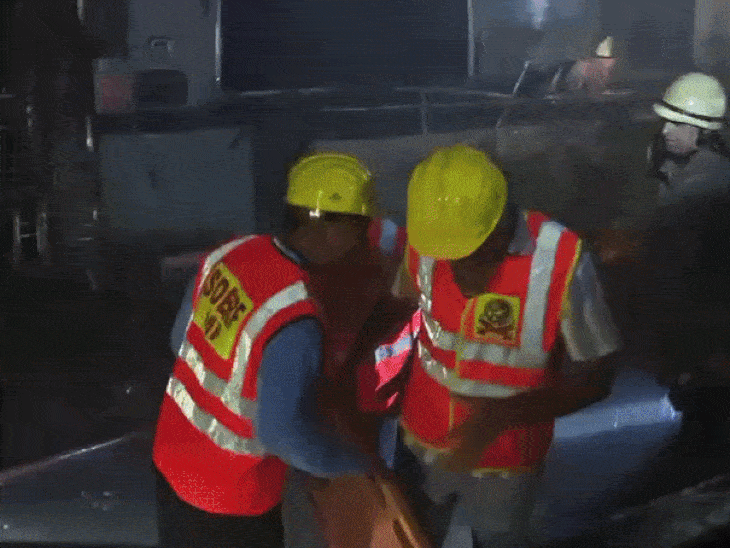 फायर ब्रिगेड की टीम ने काफी मशक्कत के बाद आग पर काबू पाया।