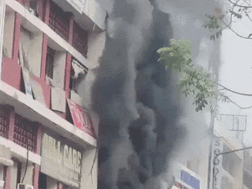 बिल्डिंग से निकलता धुएं का गुबार।