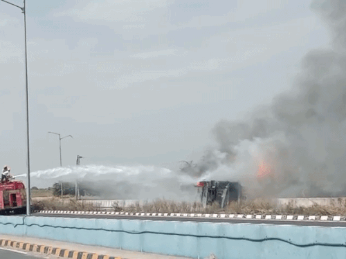 हादसे की सूचना पर सांचौर से फायर ब्रिगेड की गाड़ी मौके पर पहुंची और आग बुझाने की कोशिश में जुट गई।