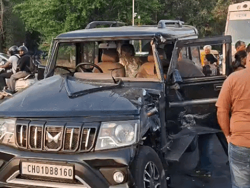 हिमाचल रोडवेज बस की टक्कर से क्षतिग्रस हुई स्कॉर्पियो। - Dainik Bhaskar