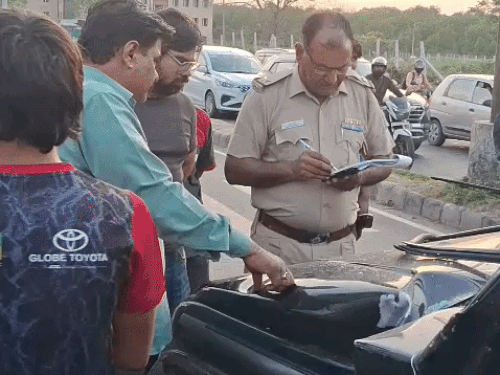 घायल के परिजन पुलिस को बयान देते हुए।