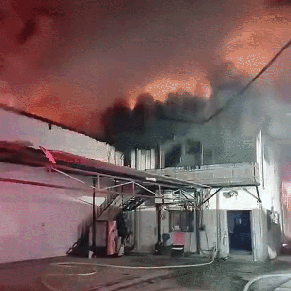 इजराइल की राजधानी तेल अवीव पर हमले के बाद कई जगह आग लग गई।