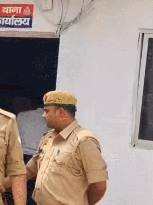 चोरी के आरोपी युवकों को जज के सामने पेश करने ले जाती पुलिस।