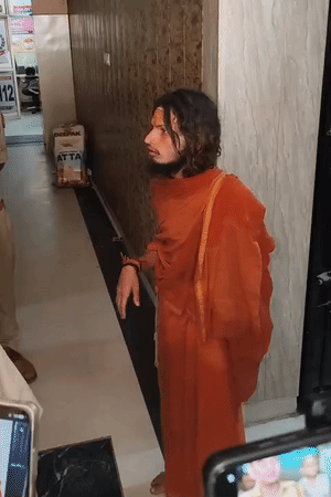 युवक का कहना था- सवाल बनाने वाले के खिलाफ FIR के लिए लिखित शिकायत दी। हजरतगंज कोतवाली प्रभारी विक्रम सिंह ने अप्लीकेशन ली थी। उसके बाद FIR दर्ज नहीं हो रही है।