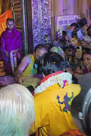 मंदिर से सेवायतों ने धीरेंद्र कृष्ण शास्त्री को अंगवस्त्र पहनाया।