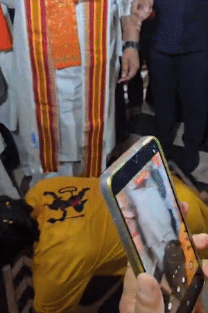 मदन मोहन मंदिर पहुंचने पर धीरेंद्र कृष्ण शास्त्री ने दंडवत प्रणाम किया था।