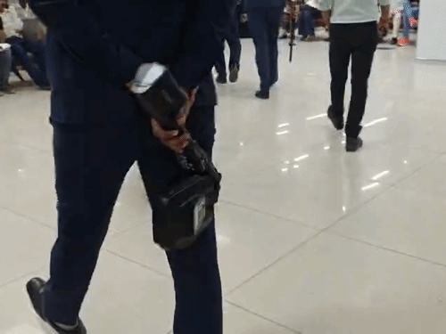 पासपोर्ट ऑफिस के अंदर डॉग स्क्वायड टीम पड़ताल कर रही है।