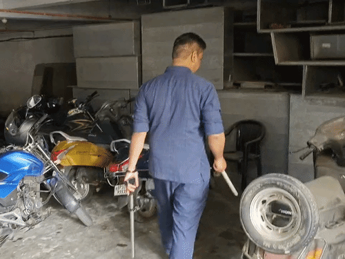 ऑफिस की पार्किंग में खड़ी गाड़ियों की भी जांच की जा रही है।