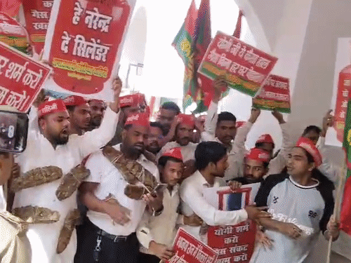 लखीमपुर खीरी में सपा कार्यकर्ताओं ने लकड़ी-कंडों की माला पहनकर कलेक्ट्रेट पर प्रदर्शन किया।