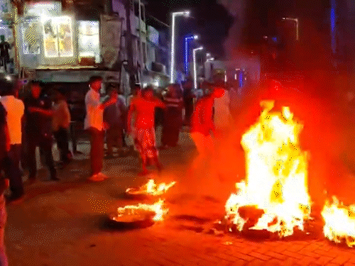 पश्चिम बंगाल के साउथ 24 परगना में TMC कार्यकर्ताओं ने सड़क पर टायर जलाएं।