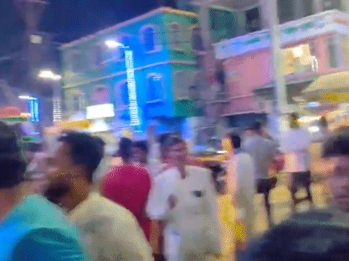 TMC कार्यकर्ताओं मौजूदा विधायक शौकत मोल्ला को टिकट ना दिए जाने पर नारेबाजी की।