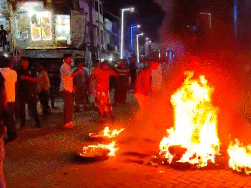 तृणमूल कांग्रेस कार्यकर्ताओं ने मौजूदा विधायक को टिकट ना दिए जाने पर विरोध प्रदर्शन किया। - Dainik Bhaskar