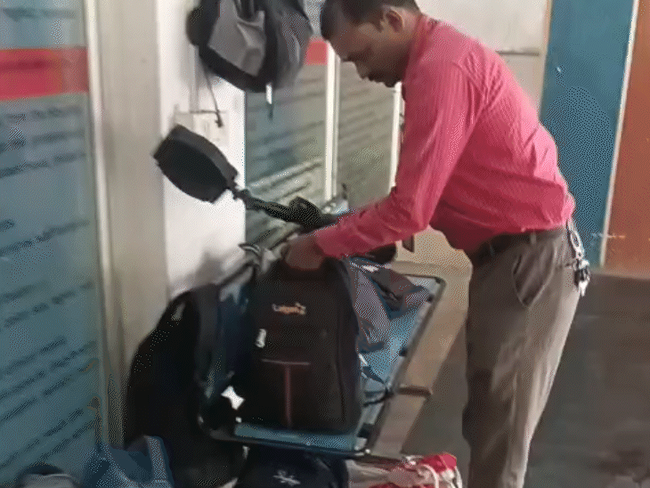 बेग की तलाशी लेता पुलिस कर्मी।