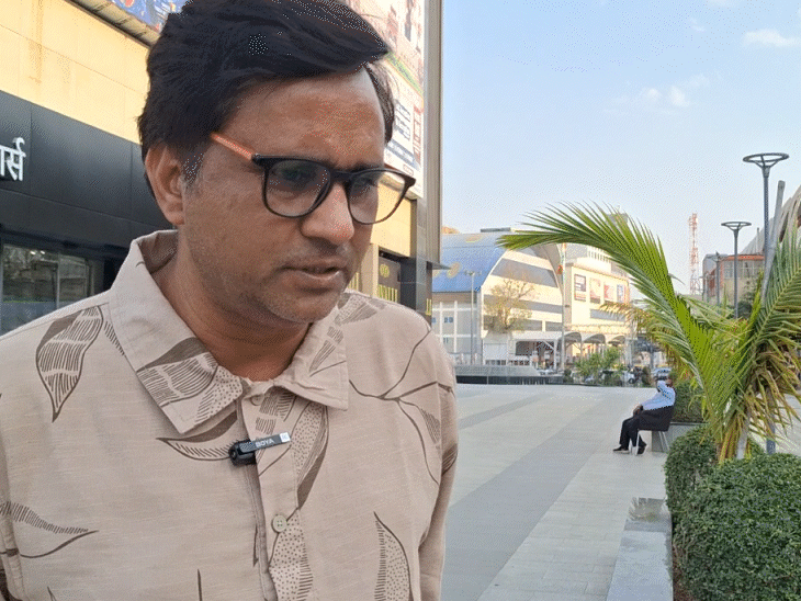 भास्कर से बातचीत करते सनोज मिश्रा।