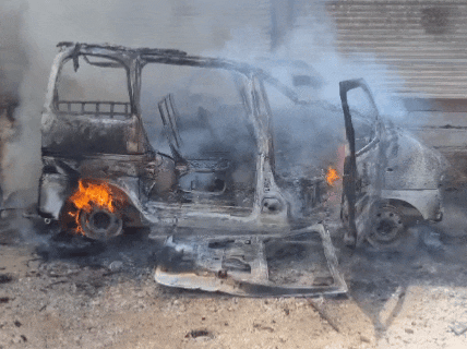 आग लगने की वजह से गाड़ी पूरी तरह से जल गई।