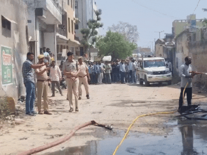 घटनास्थल पर मौजूद सीओ सिटी संदीप चौधरी और टीम।