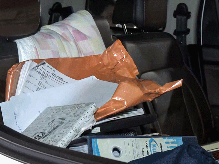 ईडीच्या अधिकाऱ्यांनी प्रतीकच्या घर आणि कार्यालयातून अनेक कागदपत्रे जप्त केली.