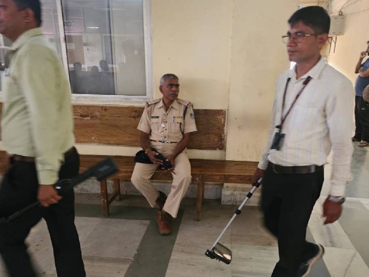 जिला कोर्ट भोपाल में सर्चिंग करते हुए पुलिसकर्मी।
