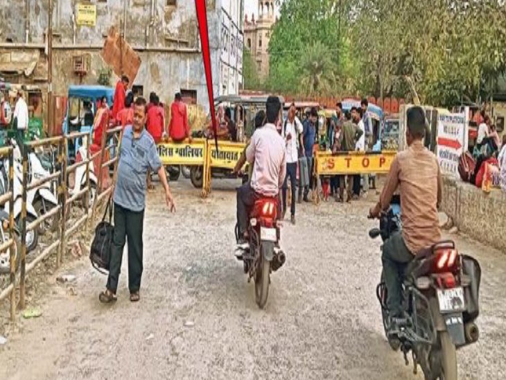 रेलवे स्टेशन प्लेटफॉर्म नंबर एक पर लगेज लेकर पैदल जाते यात्री। - Dainik Bhaskar