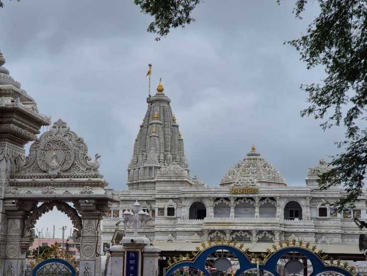राष्ट्रपति द्रोपती मुर्मू मंदिर में भगवान के दर्शन करेंगी। वहीं सफेद इटेलियन पत्थर से बने इस मंदिर की खूबसूरती निहारेंगी