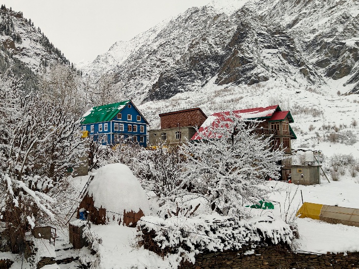 लाहौल और स्पीति के राशिल गांव में बर्फ से ढके घर, यहां एक बार फिर तापमान घट गया है।