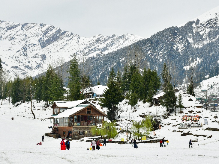हिमाचल प्रदेश के कुल्लू में सोलंग घाटी में बर्फबारी के बाद पर्यटकों की संख्या बढ़ने लगी है।