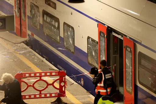 तेल अवीव में मंगलवार रात ईरानी हमले के बाद एक ट्रेन स्टेशन क्षतिग्रस्त हो गया।