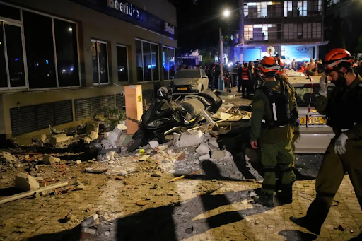 इजराइली सैनिक रमत गान में ईरानी हमले से क्षतिग्रस्त अपार्टमेंट का मुआयना करते हुए।