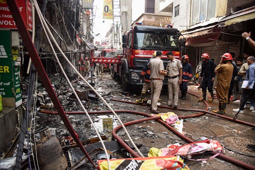 आस-पास की बिल्डिंग्स को भी खाली करा लिया गया है।