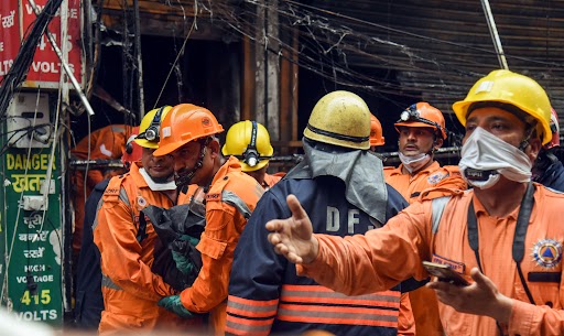 बिल्डिंग के अंदर से मृतकों के शव प्लास्टिक में लपेटकर निकाले गए।