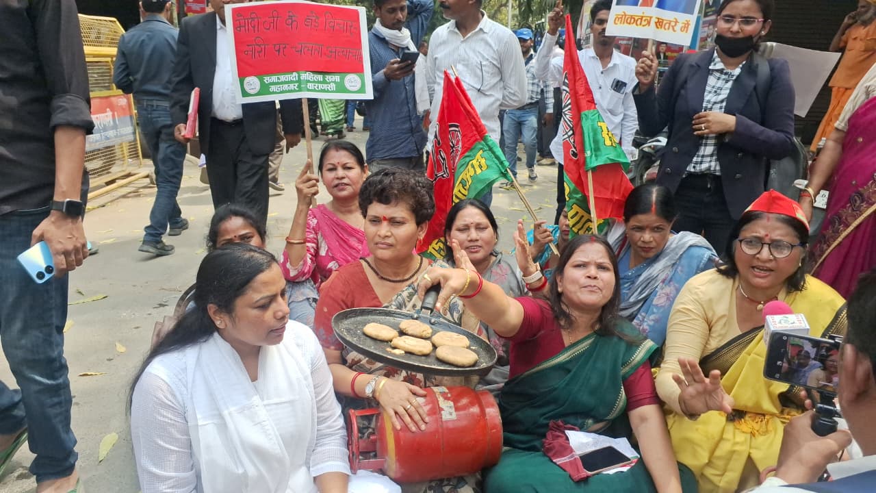 वाराणसी में सपा महिला विंग की प्रदेश अध्यक्ष रीबू श्रीवास्तव सिलेंडर लेकर कलेक्ट्रेट गेट पर बैठ गईं।