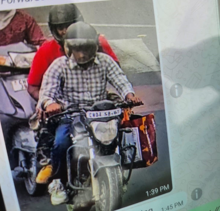 वारदात को अंजाम देने के बाद बाइक पर भागते दिखे हमलावर। उनकी मूवमेंट सीसीटीवी कैमरों में कैद हुई।