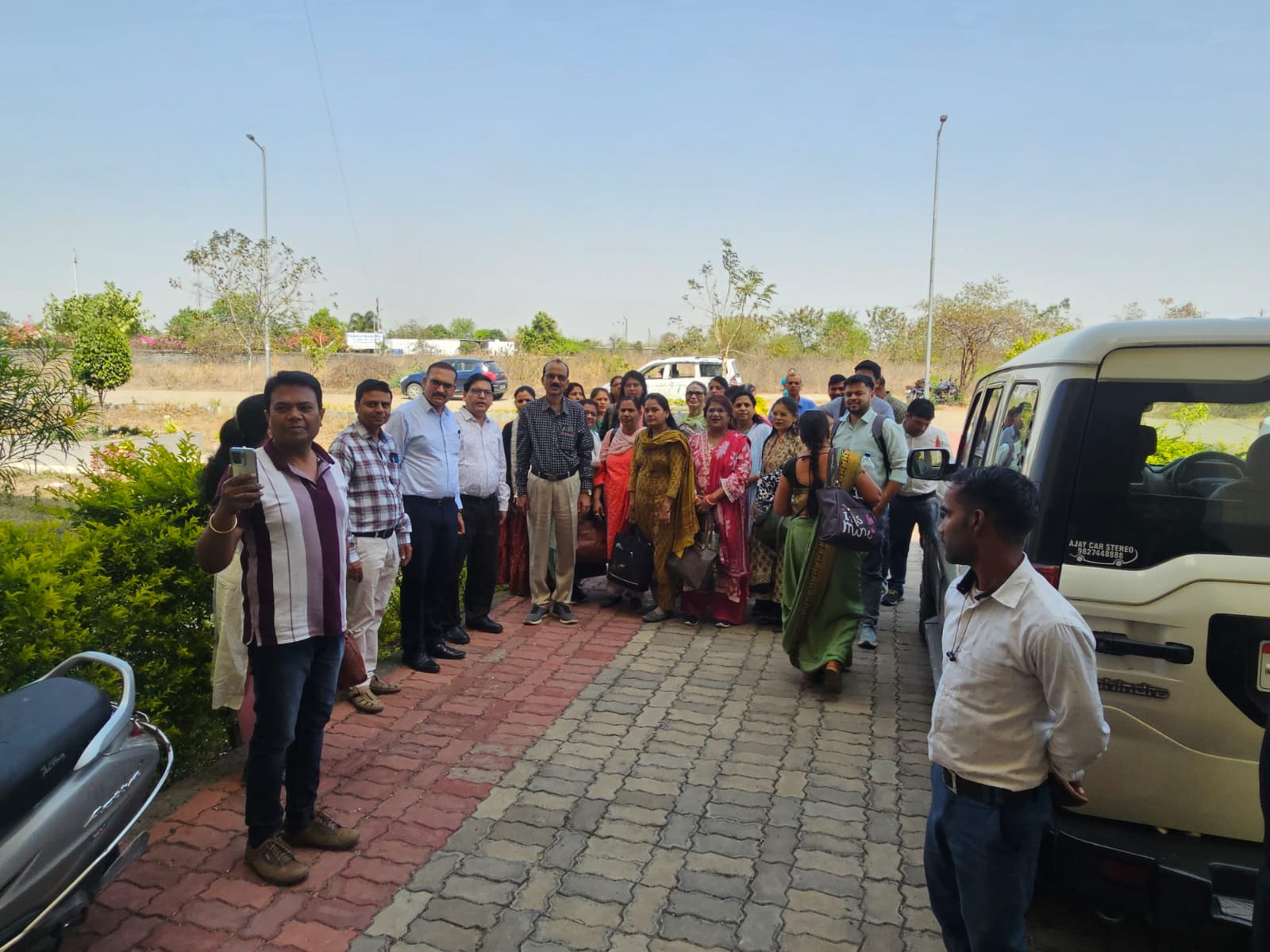 अटल बिहारी वाजपेयी हिंदी विश्वविद्यालय के स्टाफ का बाहर किया गया।