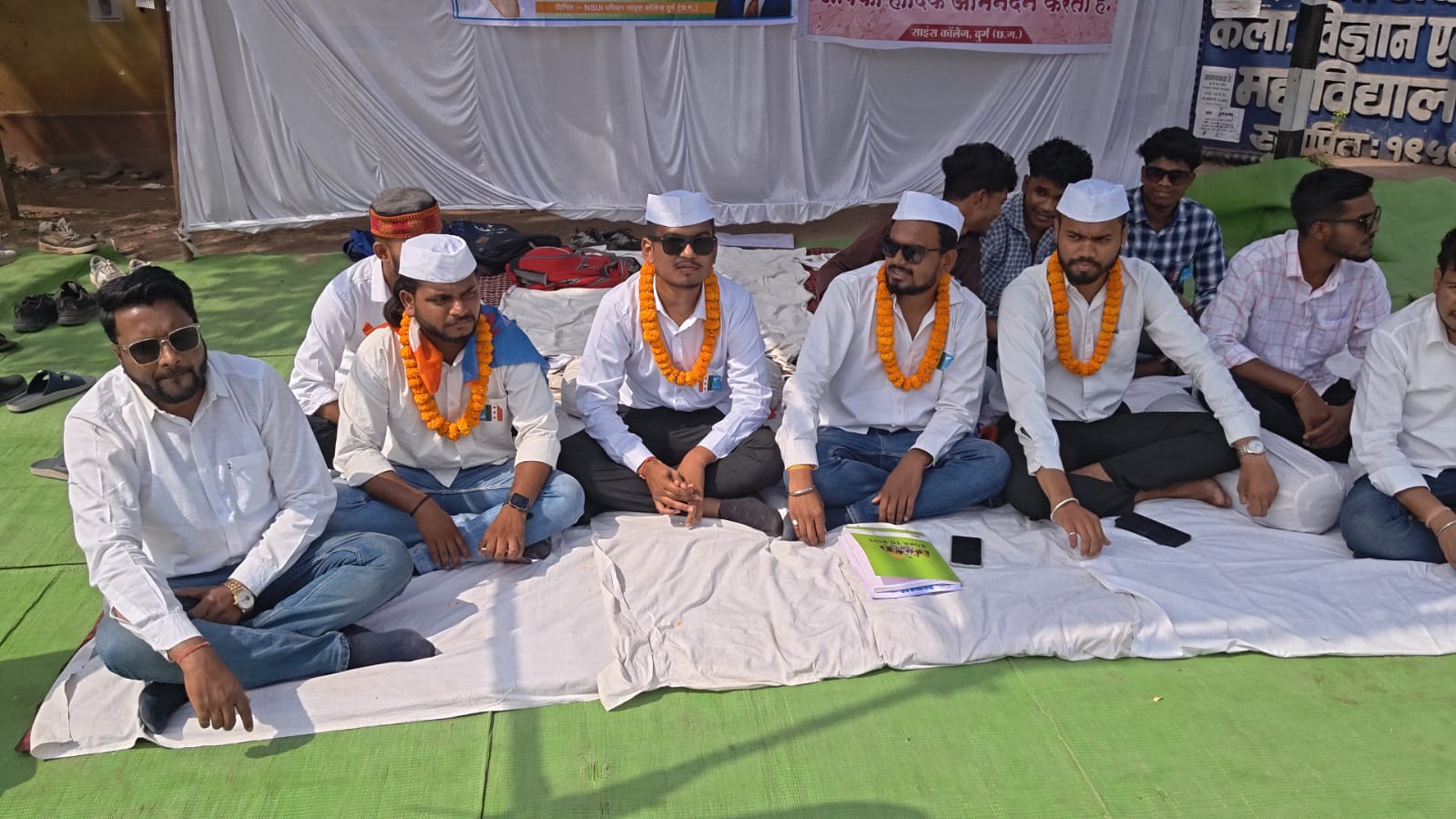 साइंस कॉलेज के बाहर सत्याग्रह पर बैठे आंदोलनकारी विद्यार्थी।