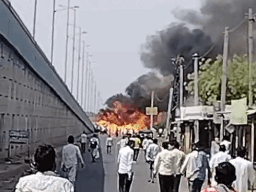 हादसे के बाद मौके पर बड़ी संख्या में लोग जमा हो गए।