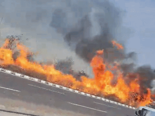 नेशनल हाईवे पर करीब 200 मीटर एरिया में आग लग गई। इसके कारण एक साइड का ट्रैफिक रोक दिया गया।