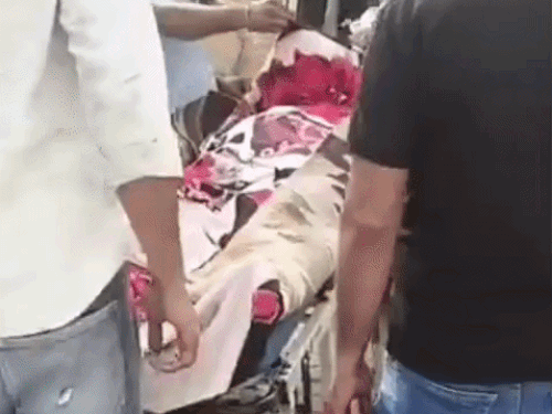 मृतक महिला को अस्पताल लेकर पहुंची स्वास्थ्य विभाग की टीम। परिजन पहचान करते हुए। - Dainik Bhaskar