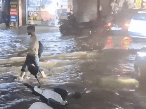 रेवाड़ी में रात हुई तेज बारिश के साथ ओले गिरे व आंधी में सड़कों पर लगे होर्डिंग भी उखड़ गए और सड़कों पर जलभराव का दृश्य। - Dainik Bhaskar