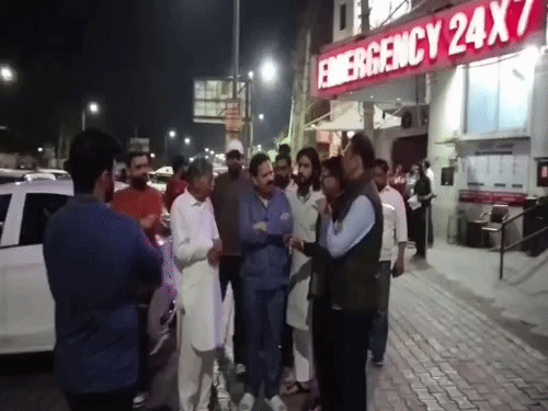 पूर्व कैबिनेट मंत्री डॉ. राजकुमार वेरका परिवार के साथ मिलने अस्पताल पहुंचे। - Dainik Bhaskar