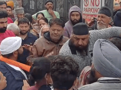 गैस सिलेंडर लेने के लिए आपस में उलझते उपभोक्ता।