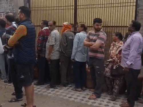 लुधियाना में गैस एजेंसी के बाहर लगी लाइन।