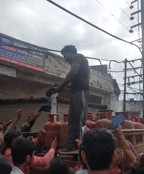 लुधियाना के शेरपुर इलाके में दिव्या गैस एजेंसी के बाहर सिलेंडर लेने के लिए लोगों की लगी भीड़।