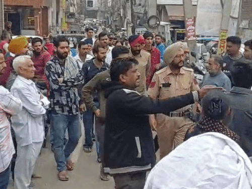 गैस एजेंसी के बाहर उपभोक्ताओं के बहस करने के बाद पुलिस को बुलाना पड़ा।