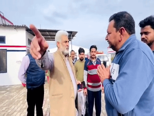 गैस एजेंसी पहुंच कैबिनेट मंत्री ने लोगों से की मुलाकात।