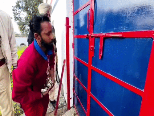 कैबिनेट मंत्री ने खुलवाया गोदाम का ताला।