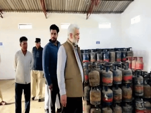 गोदाम में चैकिंग करते लाल चंद कटारूचक्क।