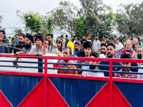 गैस एजेंसी पर लोगों की लगी लंबी लाइनें।